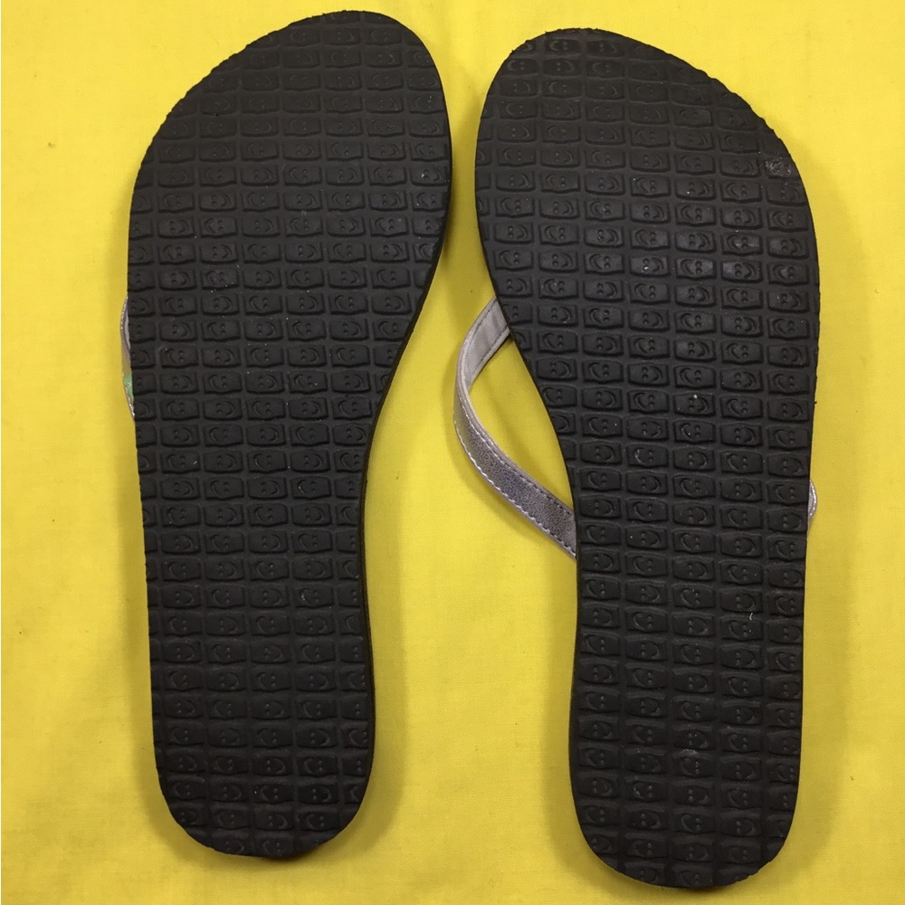 Sanuk Women's Metallic Silver and Black Flip Flop Sandals SZ 8 - Picture 8 of 8